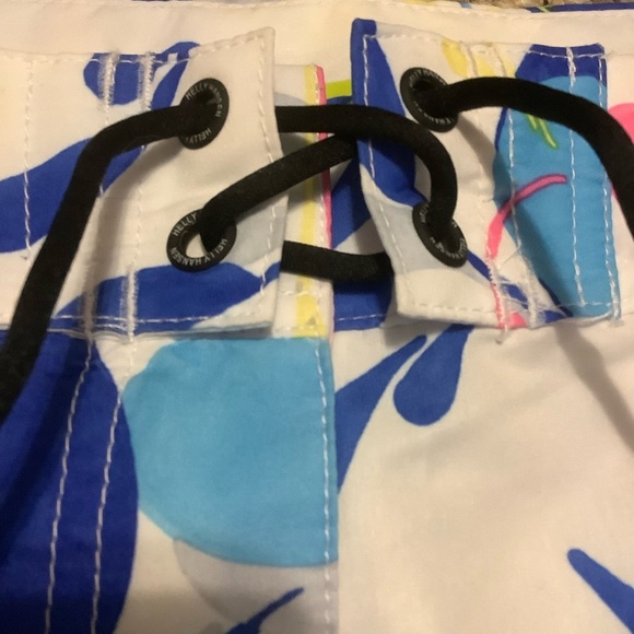 HELLY HANSEN SLING WHITE WITH FLORAL PRINT BOARD SHORTS/ NWT/ Size M - Picture 4 of 10